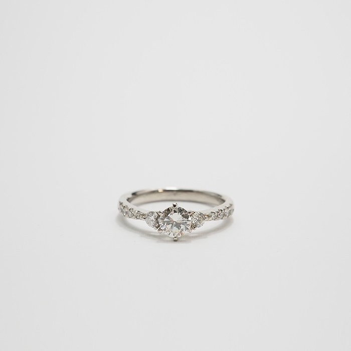 両脇に華やかにﾀﾞｲﾔをあしらったリング