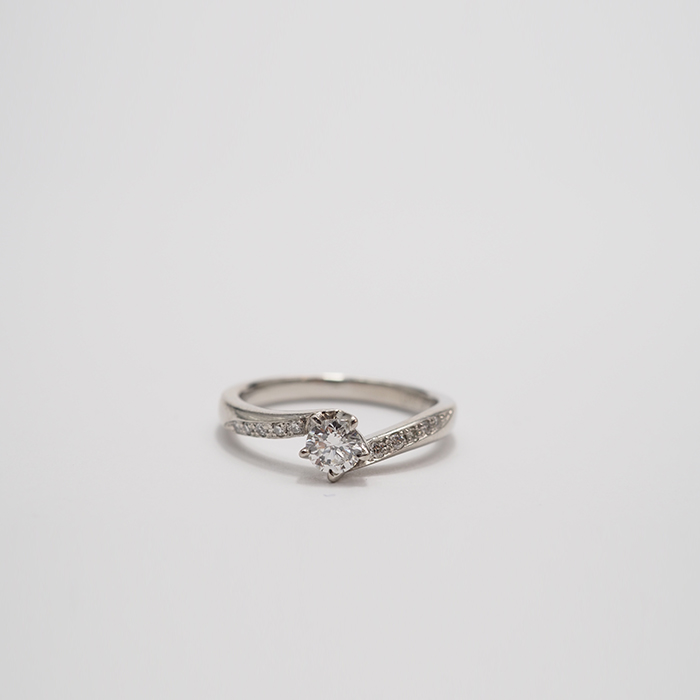 ダイヤを包み込むような曲線が美しいリング